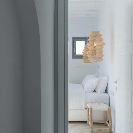 Sealine Willa Tourlos